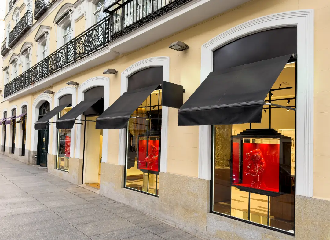 Façade vitrine de magasin en aluminium sur mesure à Souleuvre en Bocage